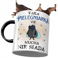 Čierny hrnček pre zdravotné sestry, aby mucha nesedela s potlačou a fotkou Čierny hrnček pre zdravotné sestry, aby mucha nesedela s potlačou a fotkou