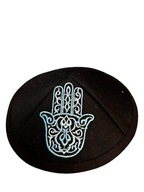 Čierna prilba s modrou výšivkou Kipa Judaism
