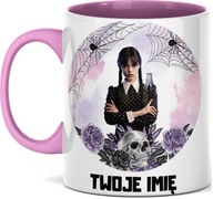 STREDA ADDAMS HRNČEK S NÁPISOM A FOTOGRAFIOU STREDA ADDAMS HRNČEK S NÁPISOM A FOTOGRAFIOU