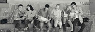 Plagát Kamaráti na tráme 158x35 cm čiernobiely Plagát Kamaráti na tráme 158x35 cm čiernobiely
