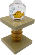 Zlatá rybka v akváriu na stole - vyrobená z kociek LEGO