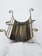 Drevený košík vyrobený z kovu, zlato